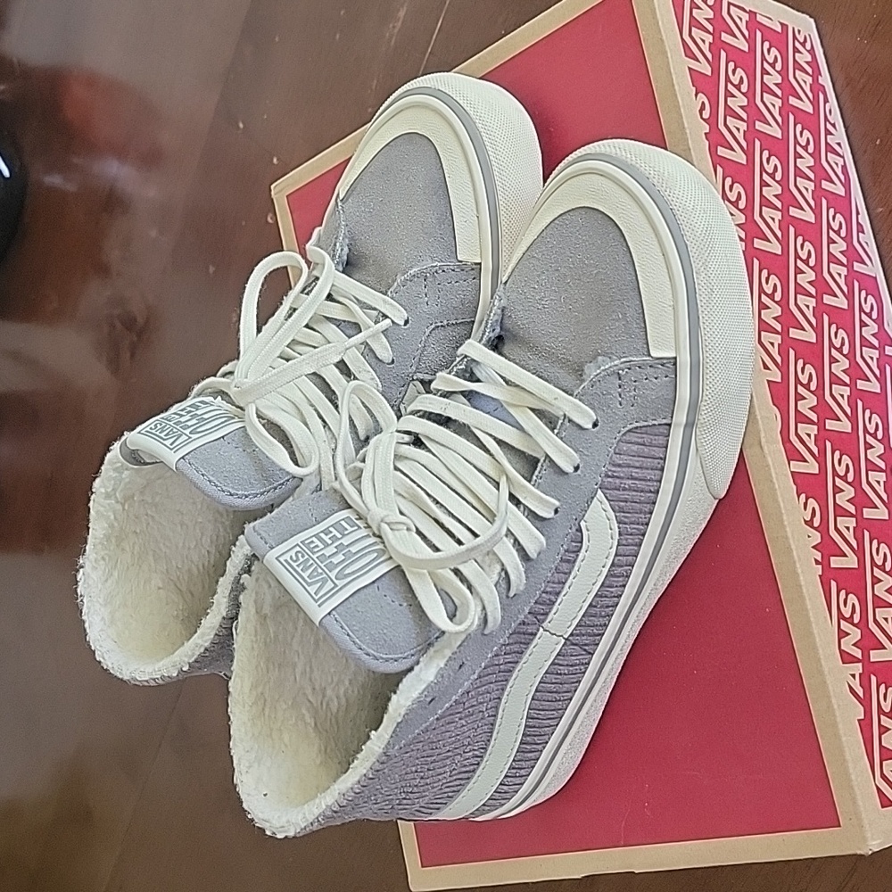 VANS Womens size 6 Skate shoe Sneaker